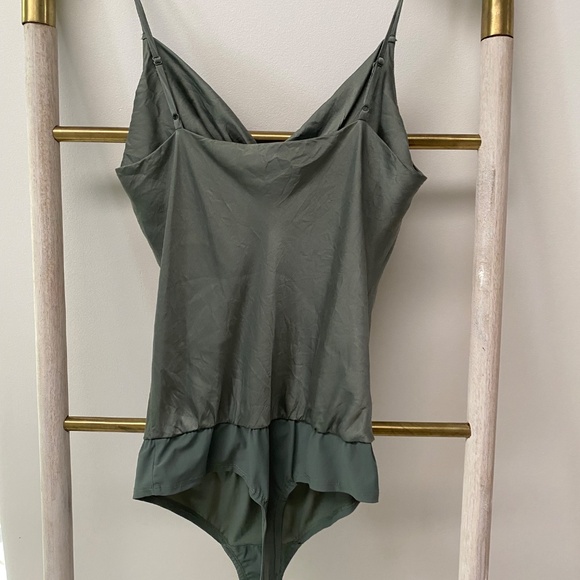 Intermix Elsie Silk Cowl Neck Sleeveless Green Bodysuit Size P - Picture 4 of 7